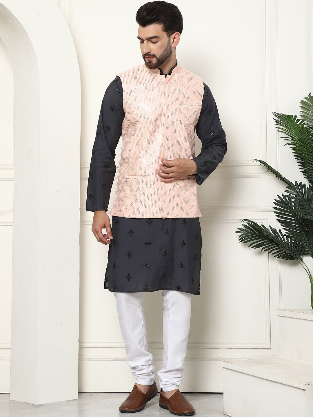 

SOJANYA Men Floral Embroidered Regular Thread Work Kurta with Churidar, Grey