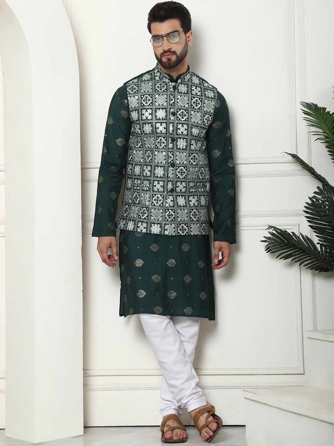 

SOJANYA Ethnic Motifs Embroidered Regular Thread Work Straight Kurta with Churidar, Green