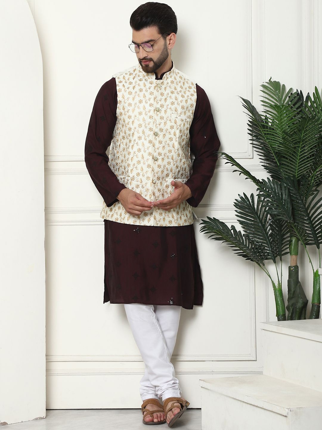 

SOJANYA Geometric Embroidered Regular Kurta with Churidar & Nehru Jacket, Purple