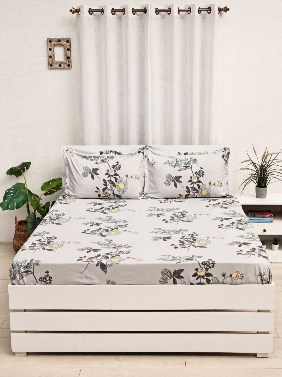 

Ariana Grey & White Floral Printed 140 TC Microfiber King Bedsheet With 2 Pillow Covers