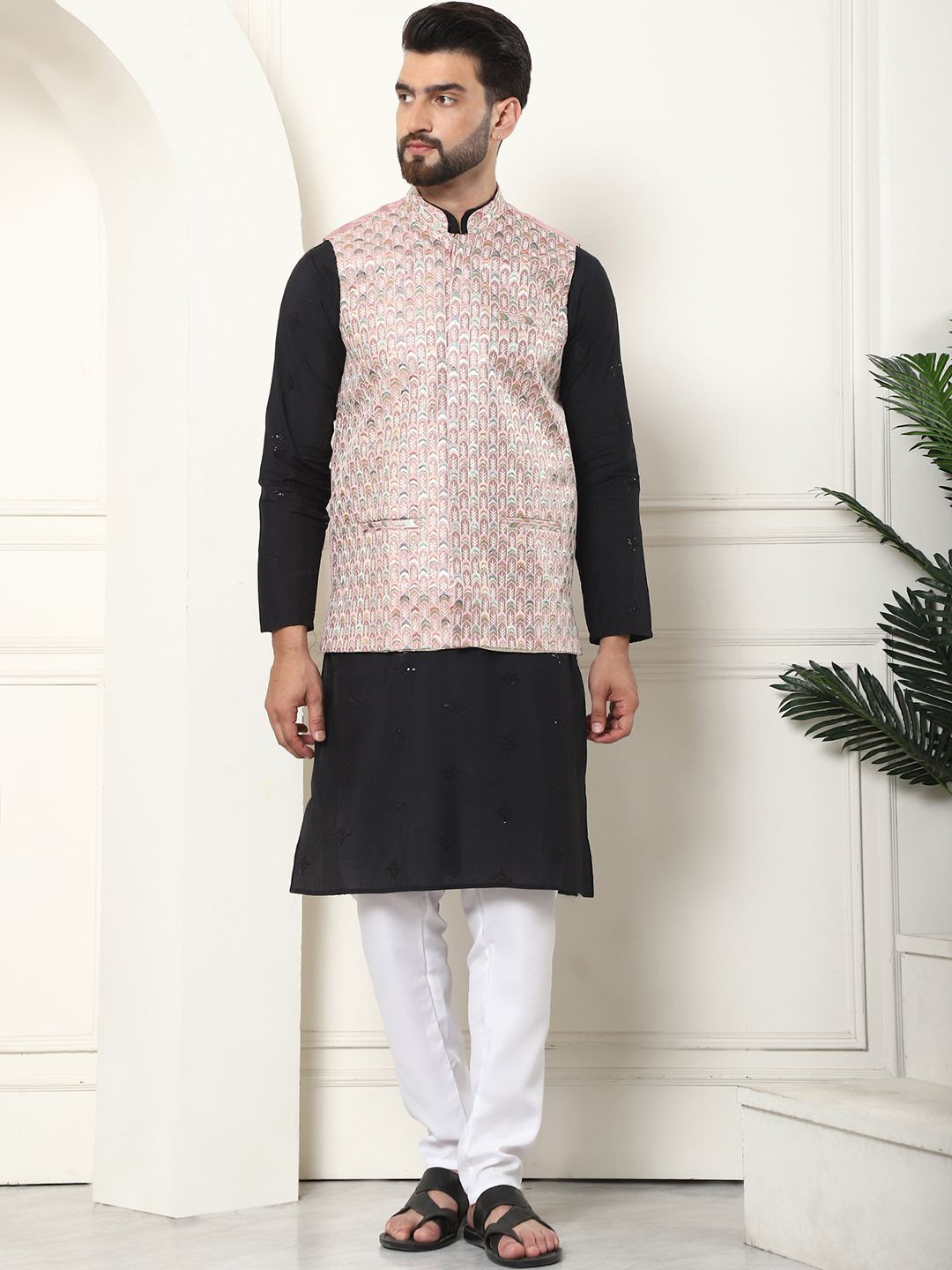 

SOJANYA Men Floral Embroidered Regular Kurta with Churidar, Black