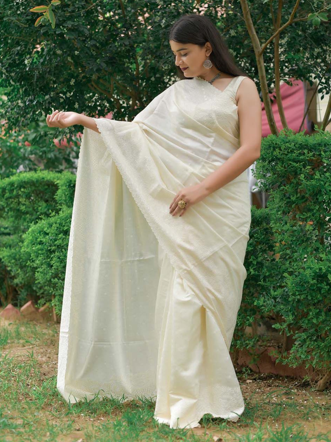 

KAVVYA Ethnic Motif Embroidered Saree, Off white