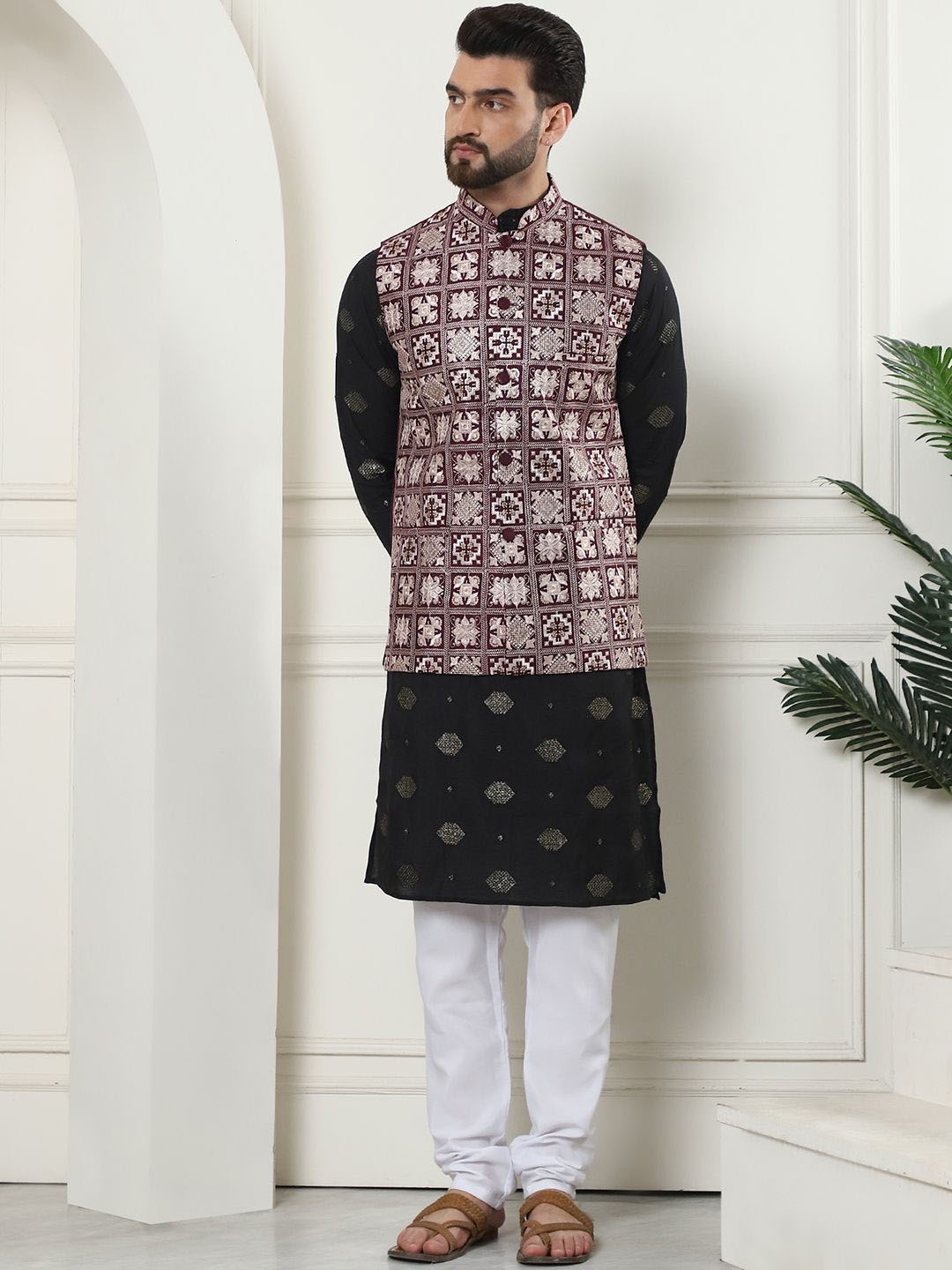 

SOJANYA Men Ethnic Motifs Embroidered Regular Sequinned Kurta with Churidar, Black