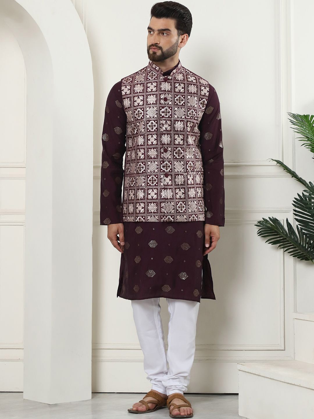 

SOJANYA Men Floral Embroidered Regular Kurta with Churidar, Purple