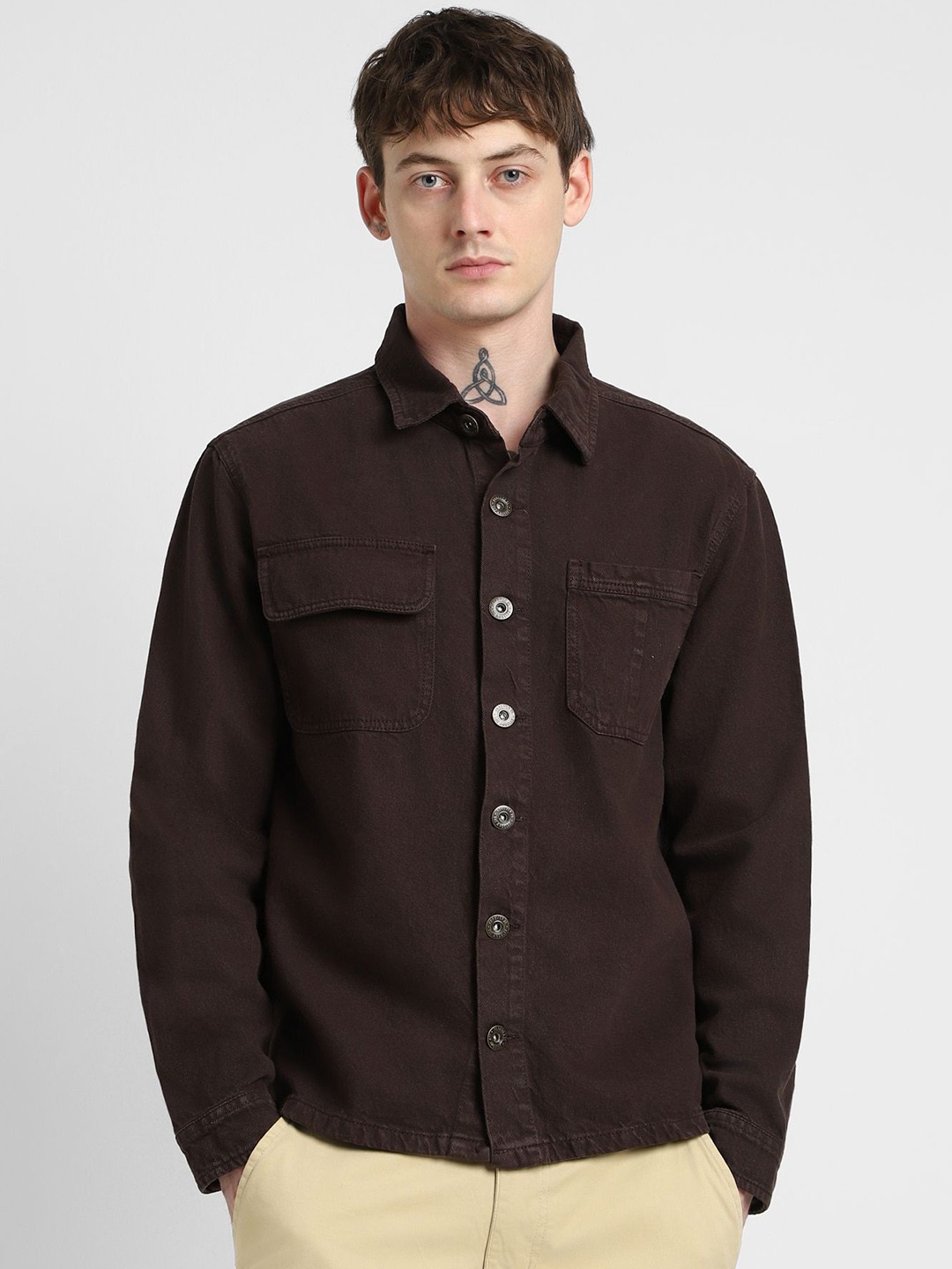 

FOREVER 21 Men Solid Spread Collar Long Sleeves Studded Denim Jacket, Brown