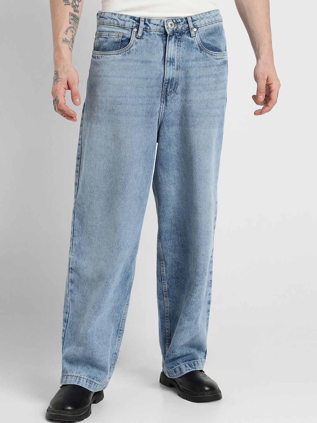 

FOREVER 21 Men Relaxed Fit Clean Look Pure Cotton Whiskers and Chevrons Light Fade Jeans, Blue