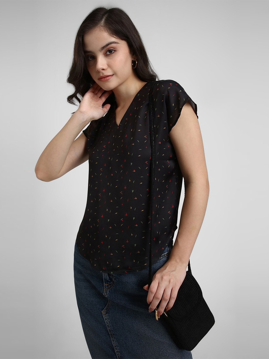 

FOREVER 21 Geometric Printed Extended Sleeves Top, Black