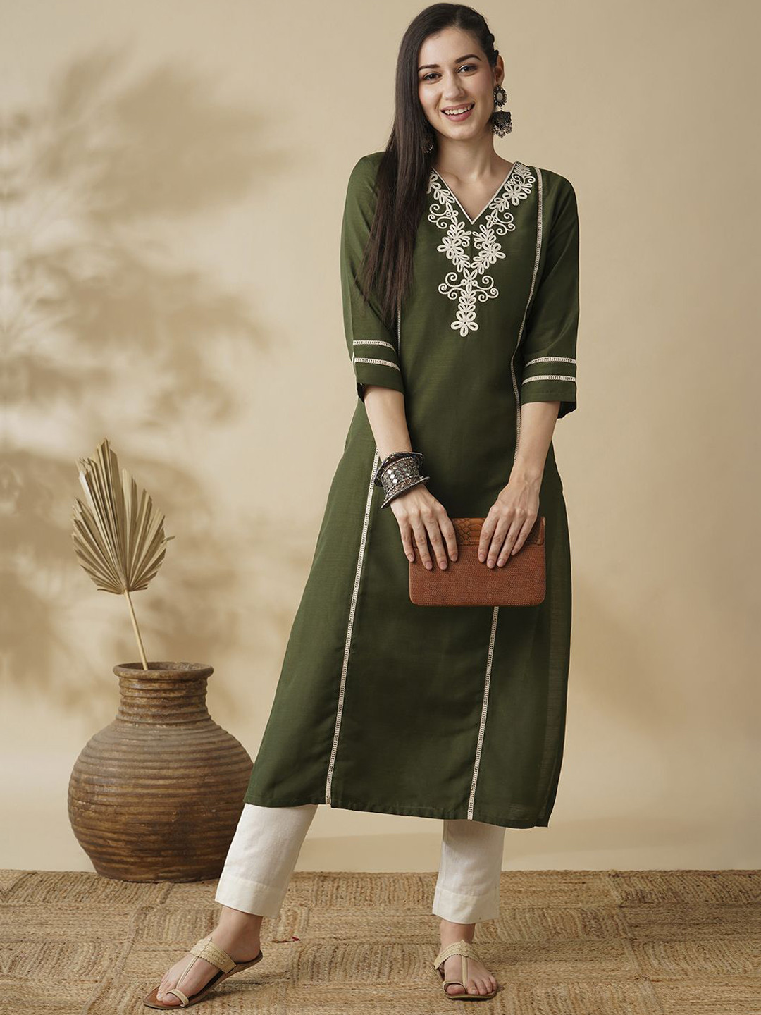 

Globus Floral Embroidered Straight Kurta, Green