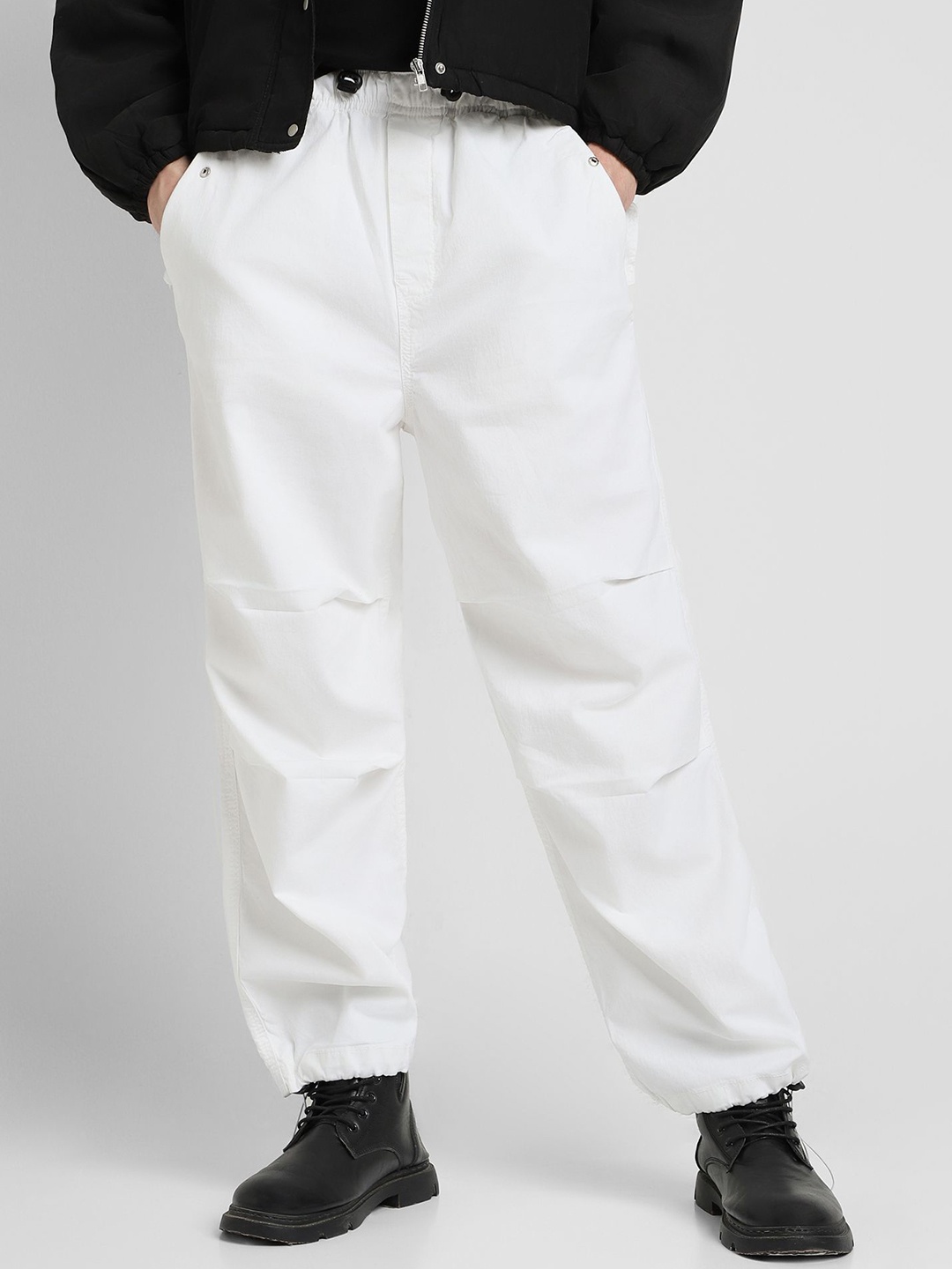 

FOREVER 21 Men Mid-Rise Loose Fit Trousers, White