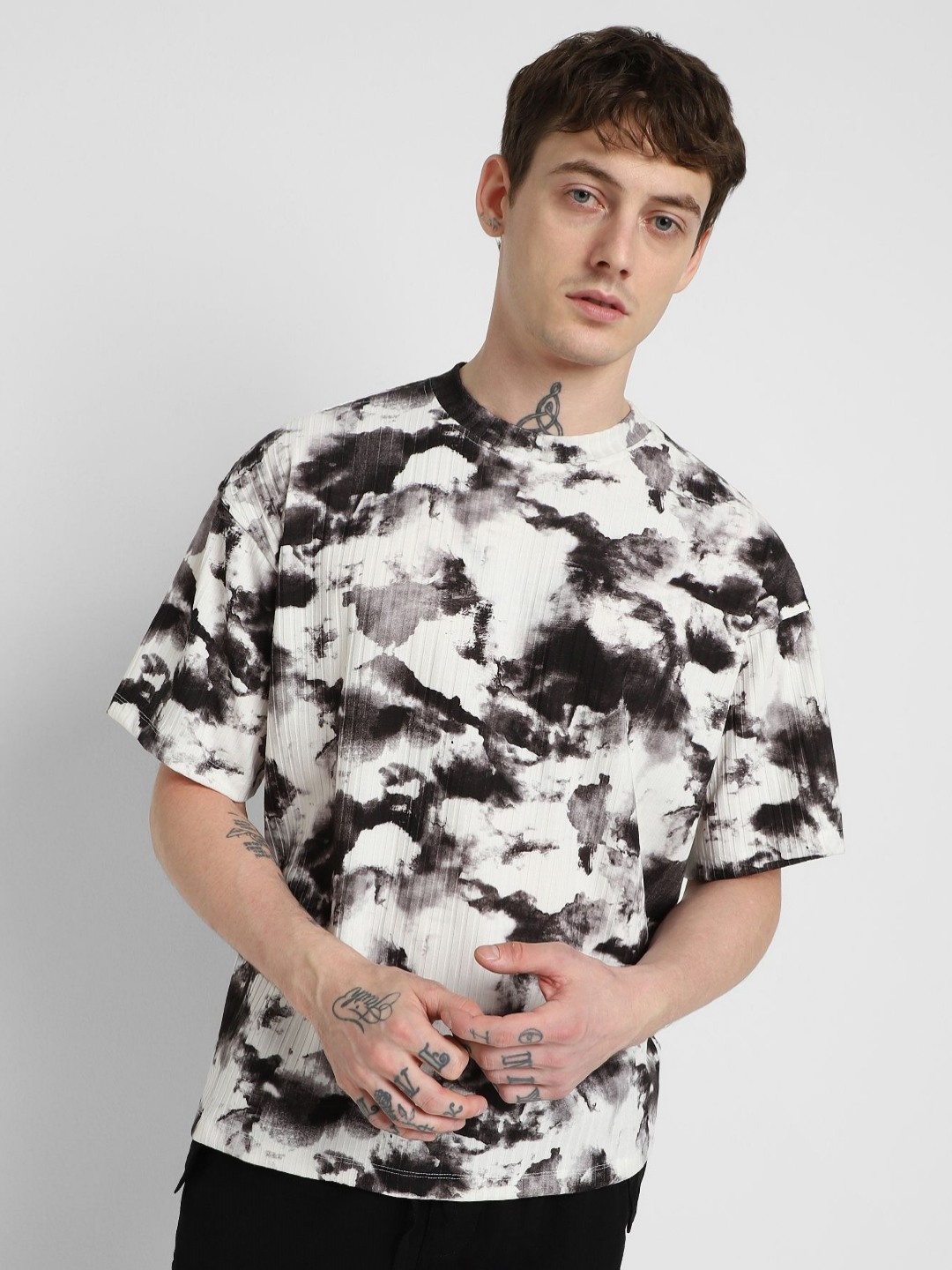 

FOREVER 21 Men Graphic Dyed Round Neck Oversized T-shirt, White