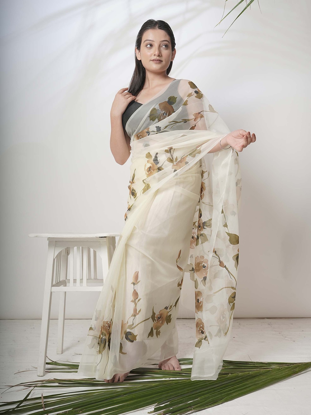 

HUTS AND LOOMS Floral Saree with No Border, Off white