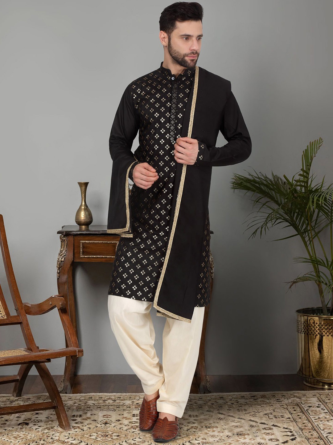 

KRAFT INDIA Men Floral Embroidered Regular Sequinned Kurta with Salwar & With Dupatta, Black