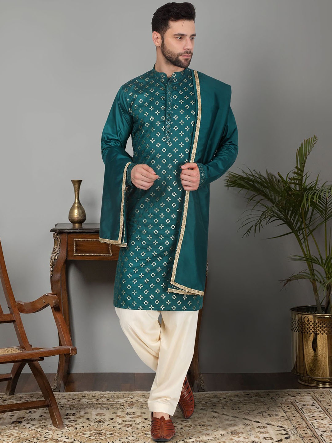 

KRAFT INDIA Men Embroidered Regular Sequinned Kurta with Salwar & With Dupatta, Green