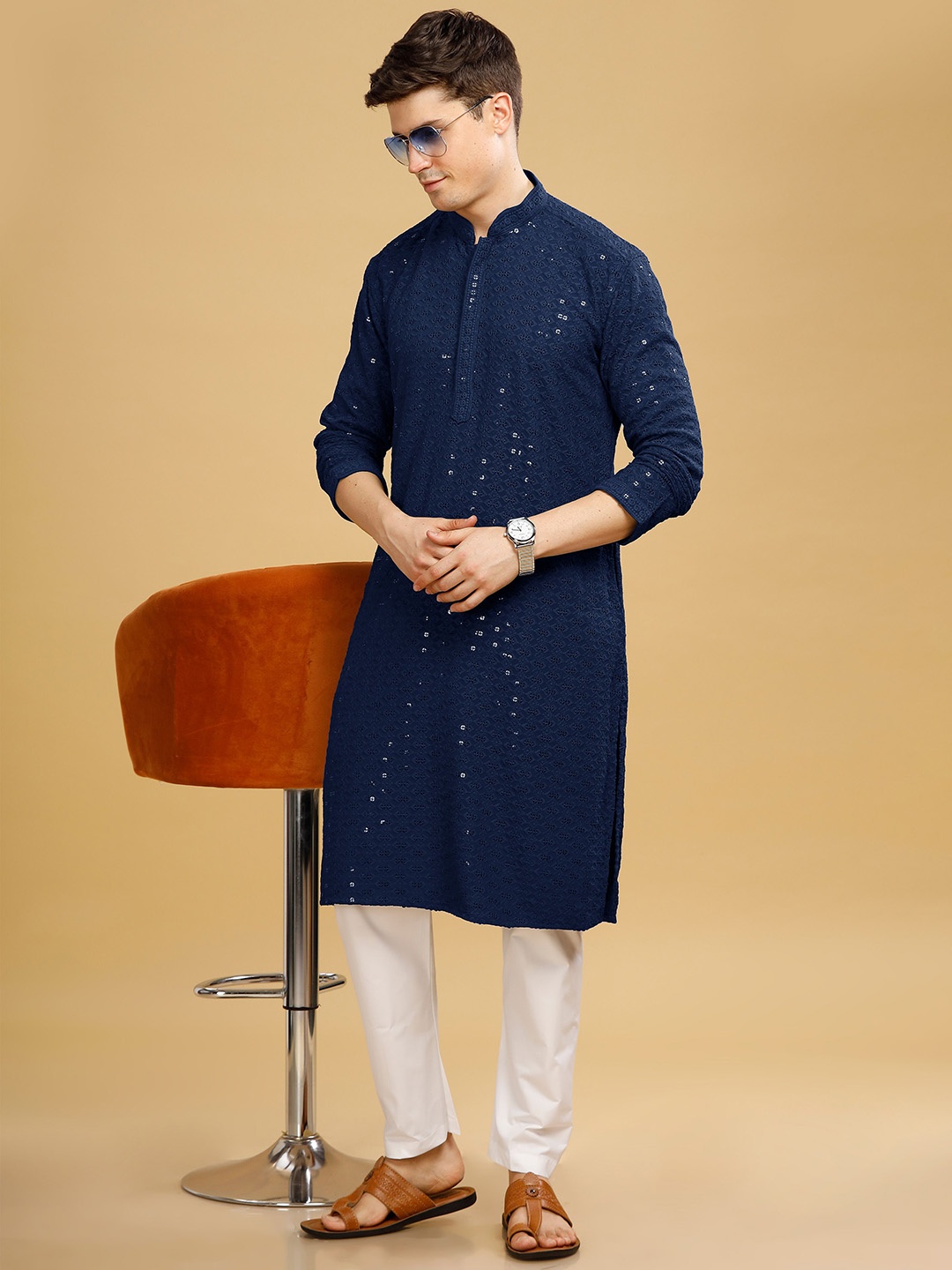 

Anouk Pure Cotton Geometric Sequence Embroidered Kurta, Navy blue