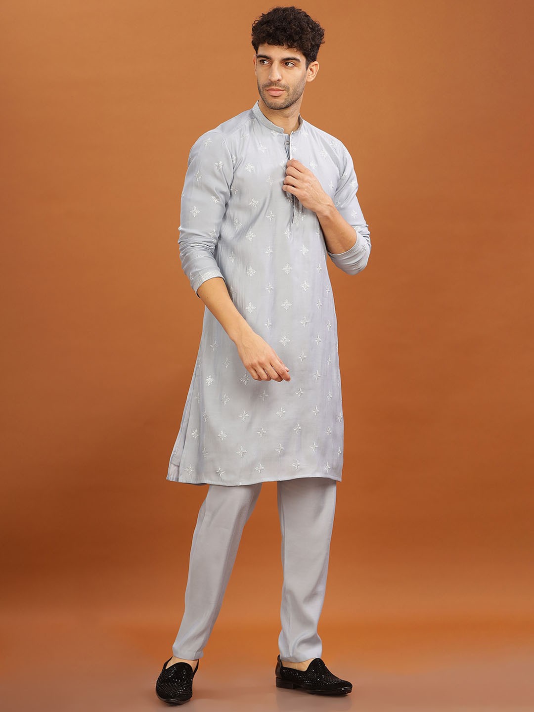 

Anouk Floral Embroidered Regular Straight Kurta With Trousers, Grey