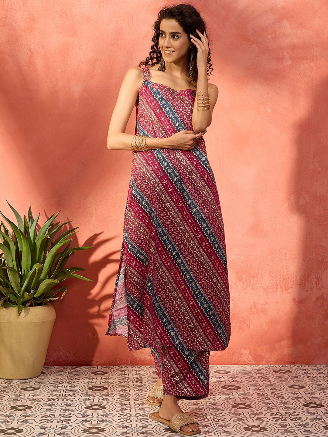 

InWeave Floral Printed Square Neck Straight Kurta with Trousers, Red
