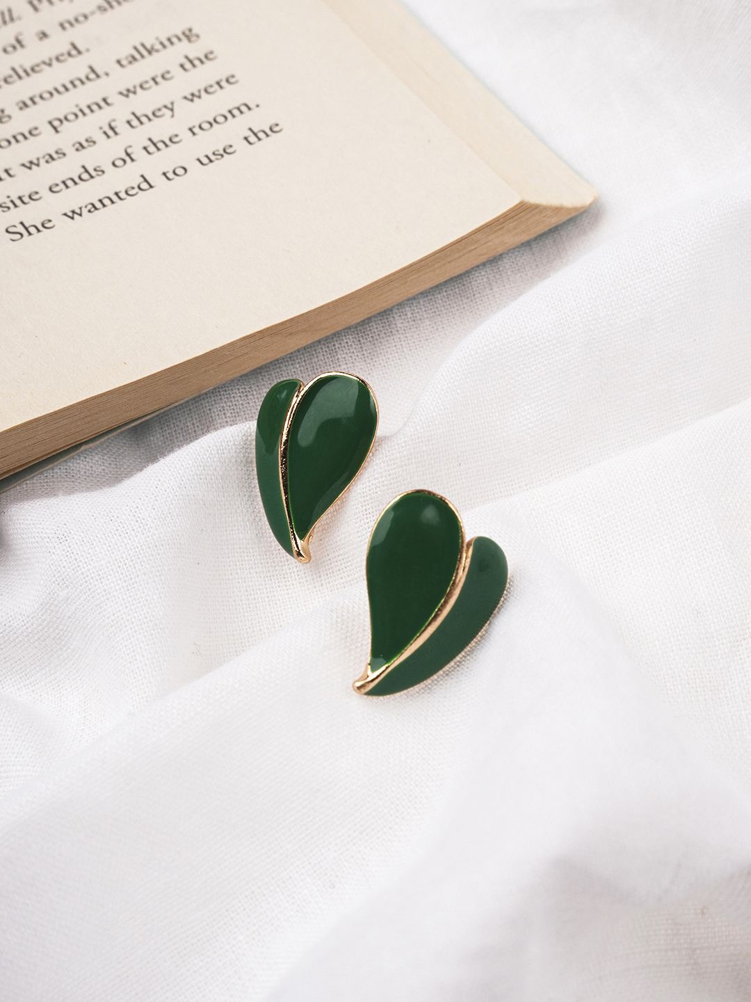 

EL REGALO Leaf Shaped Stud Earrings, Gold