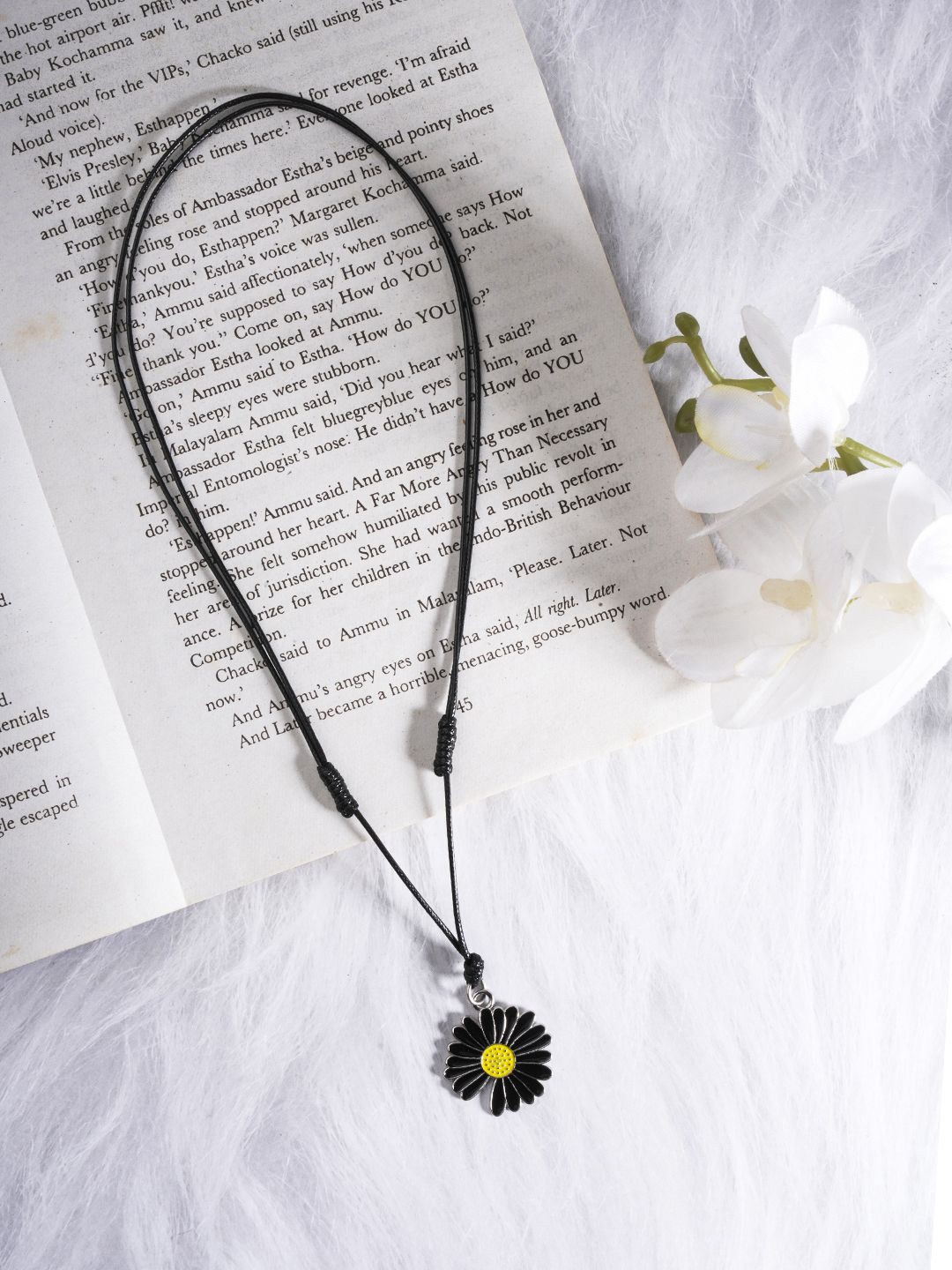 

EL REGALO Floral Design Necklace, Black