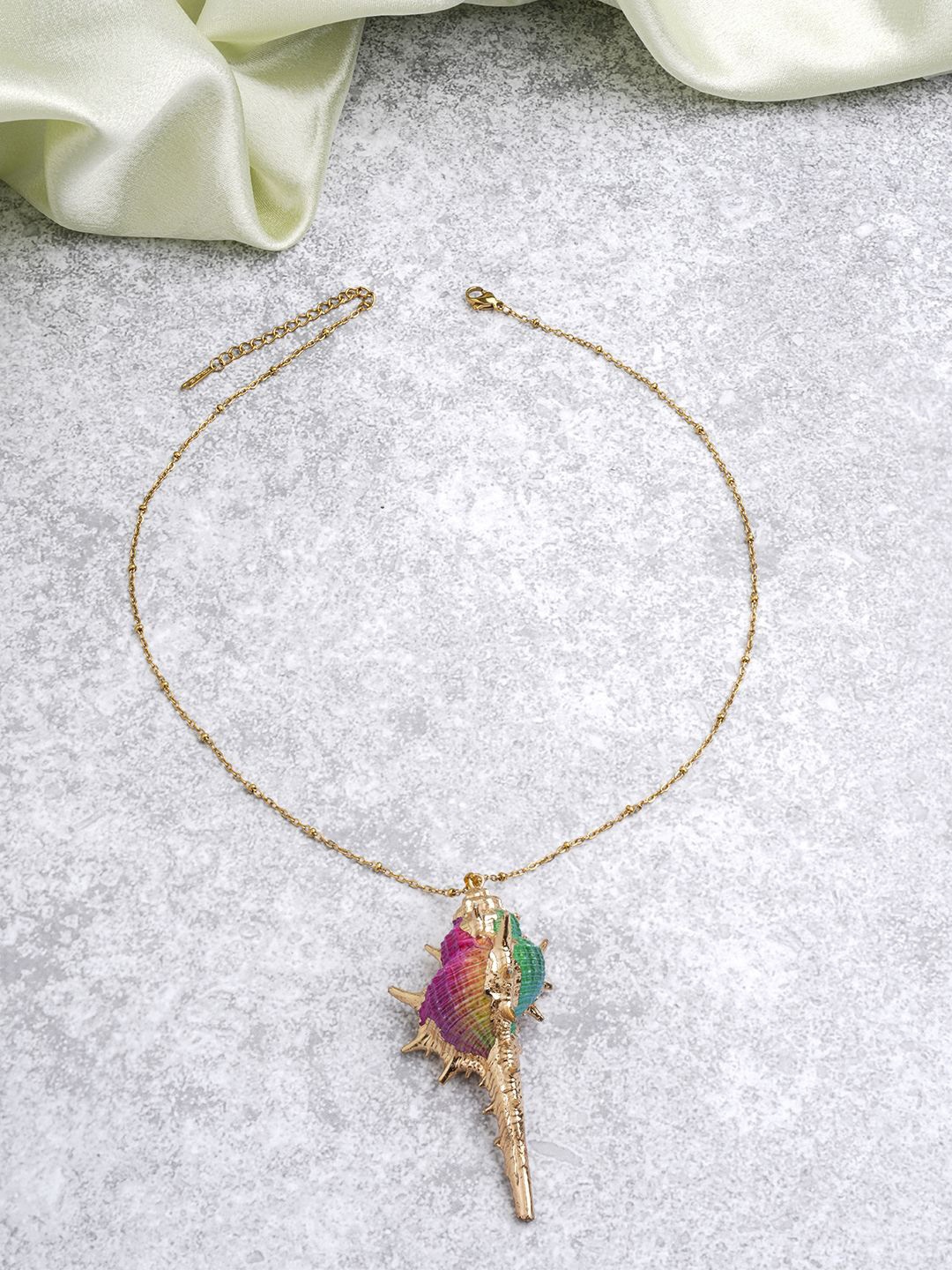 

EL REGALO Contemporary Pendant with Chain, Gold