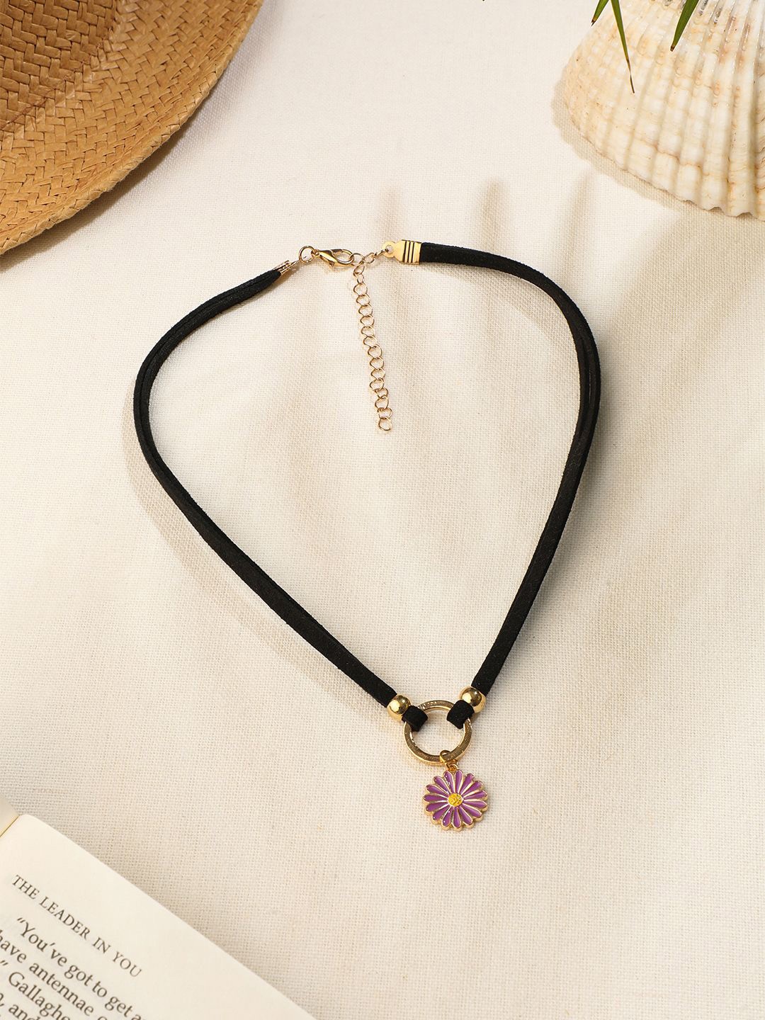 

EL REGALO Floral Pendant with Chain, Black