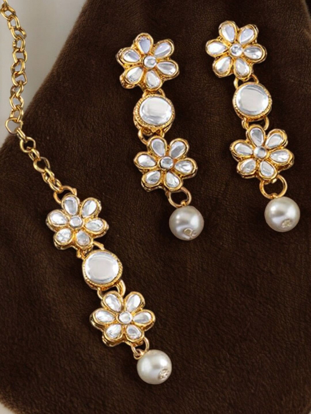 

OOMPH Kundan Stone Studded Maang Tika and Earrings, Gold