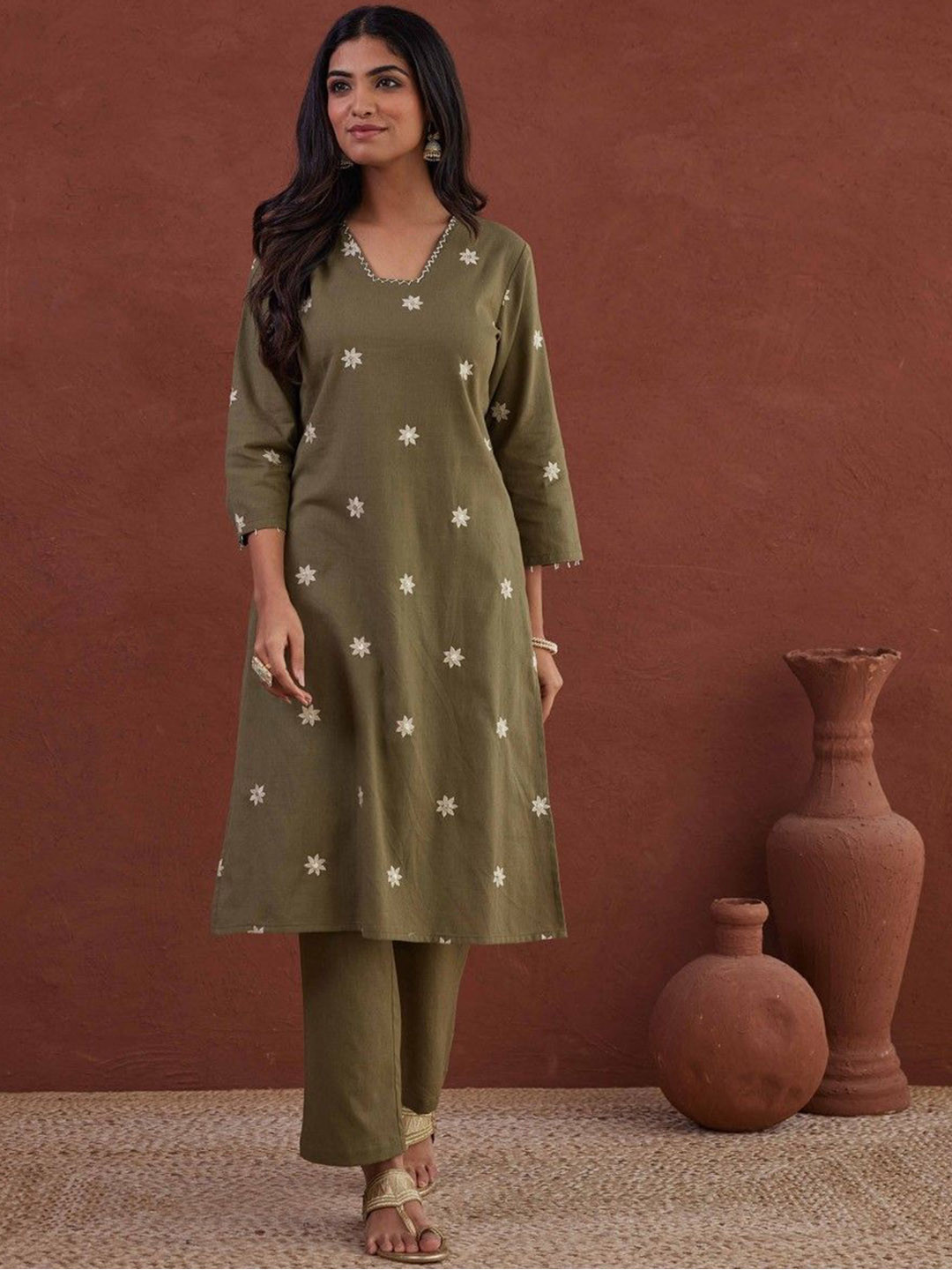 

AUTUMN LANE Tushki Floral Embroidered Regular Pure Cotton Straight Kurta With Trousers, Olive