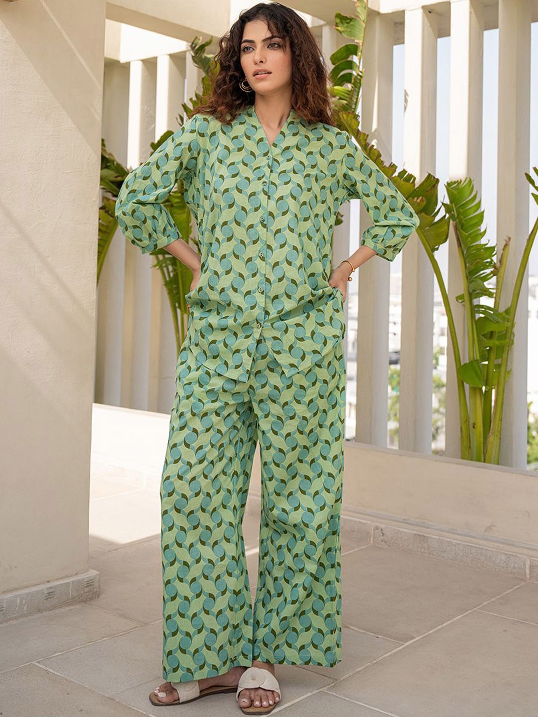 

FEATHERS CLOSET Geometric Printed Pure Cotton Shirt With Trousers, Green