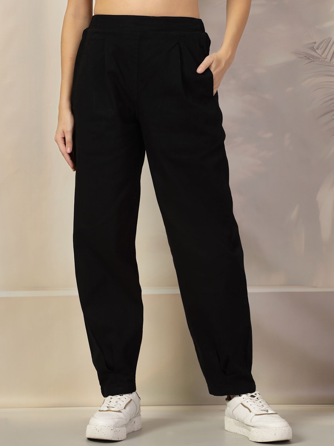 

plusS Women Mid-Rise Regular Fit Pleated Trousers, Black