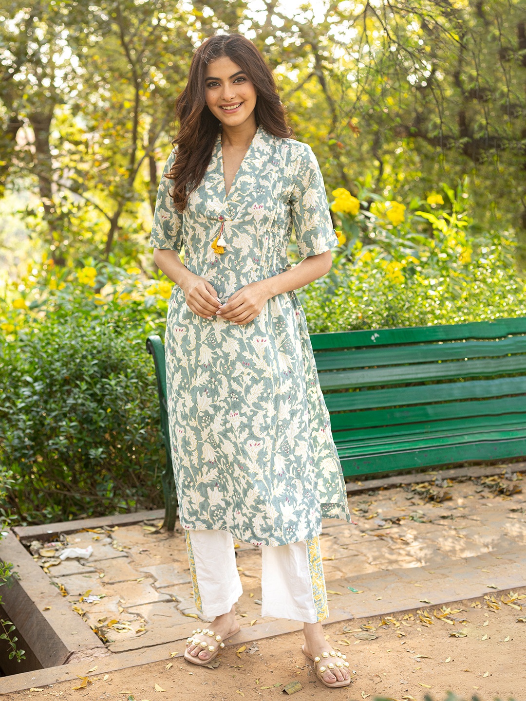 

ANUVAS Floral Printed V-Neck Pure Cotton Straight Kurta with Trousers, Blue