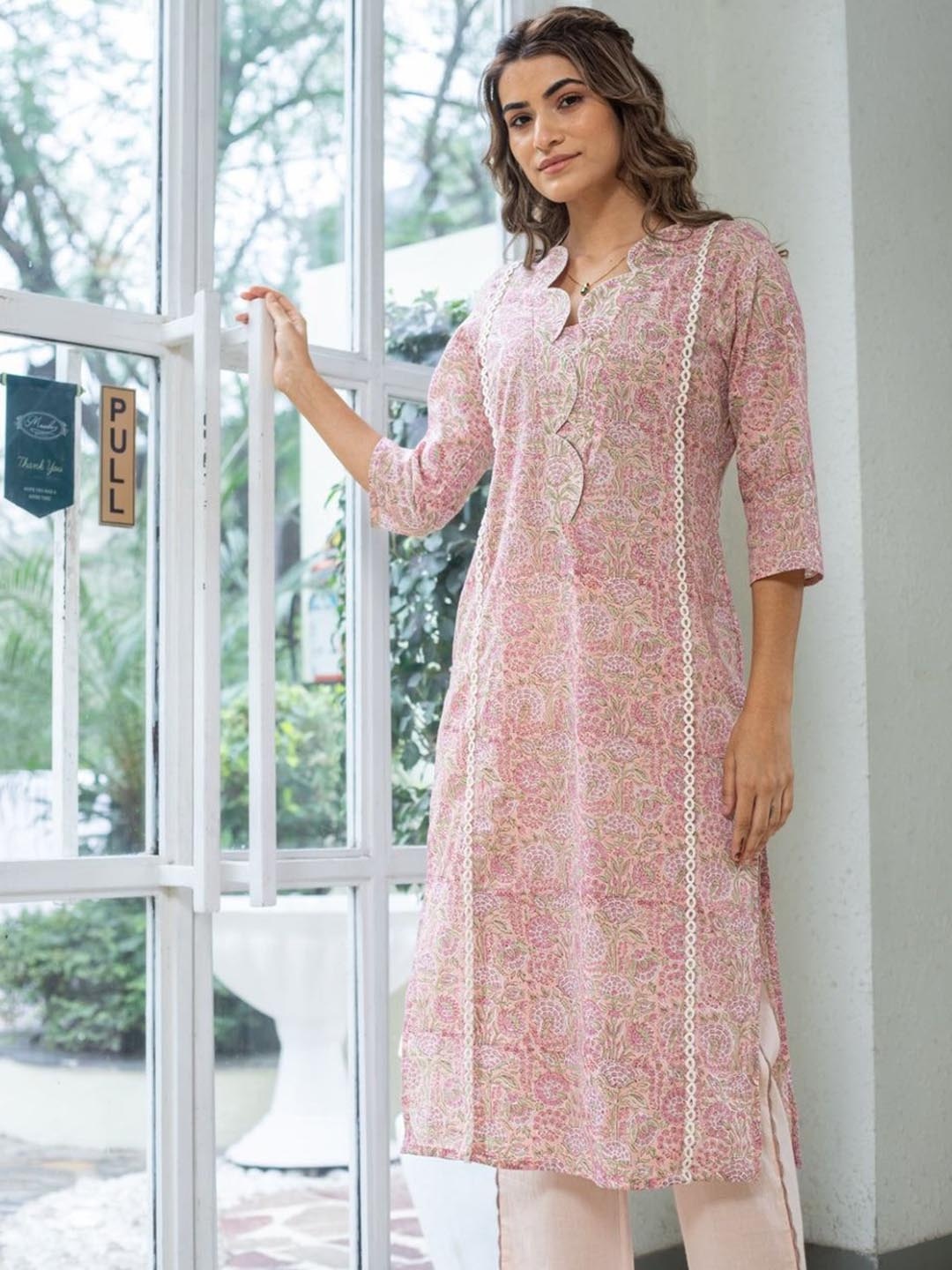 

ANUVAS Floral Printed Regular Pure Cotton Kurta with Trousers, Pink