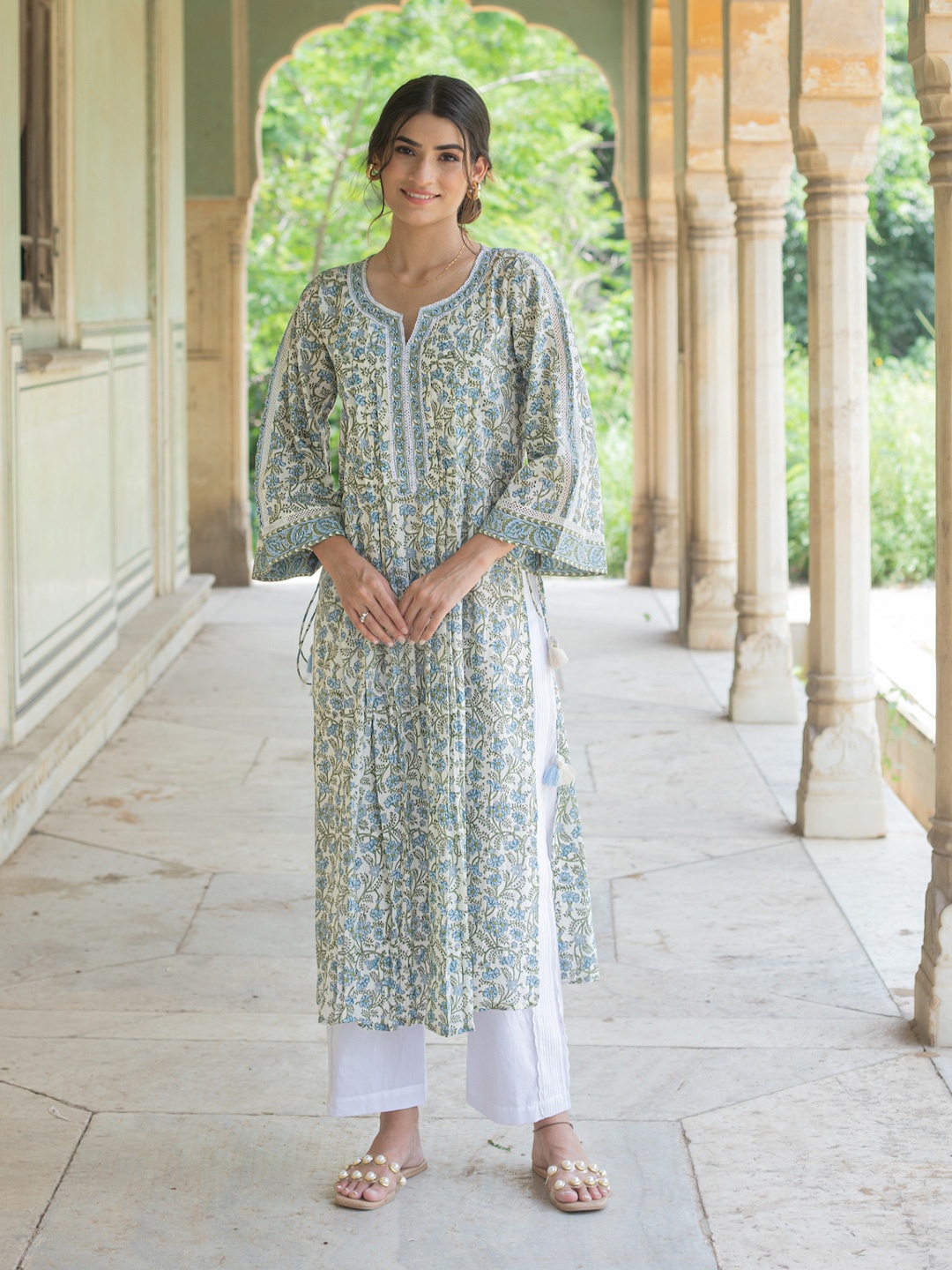 

ANUVAS Floral Printed Round Neck Straight Kurta With Trousers, Blue