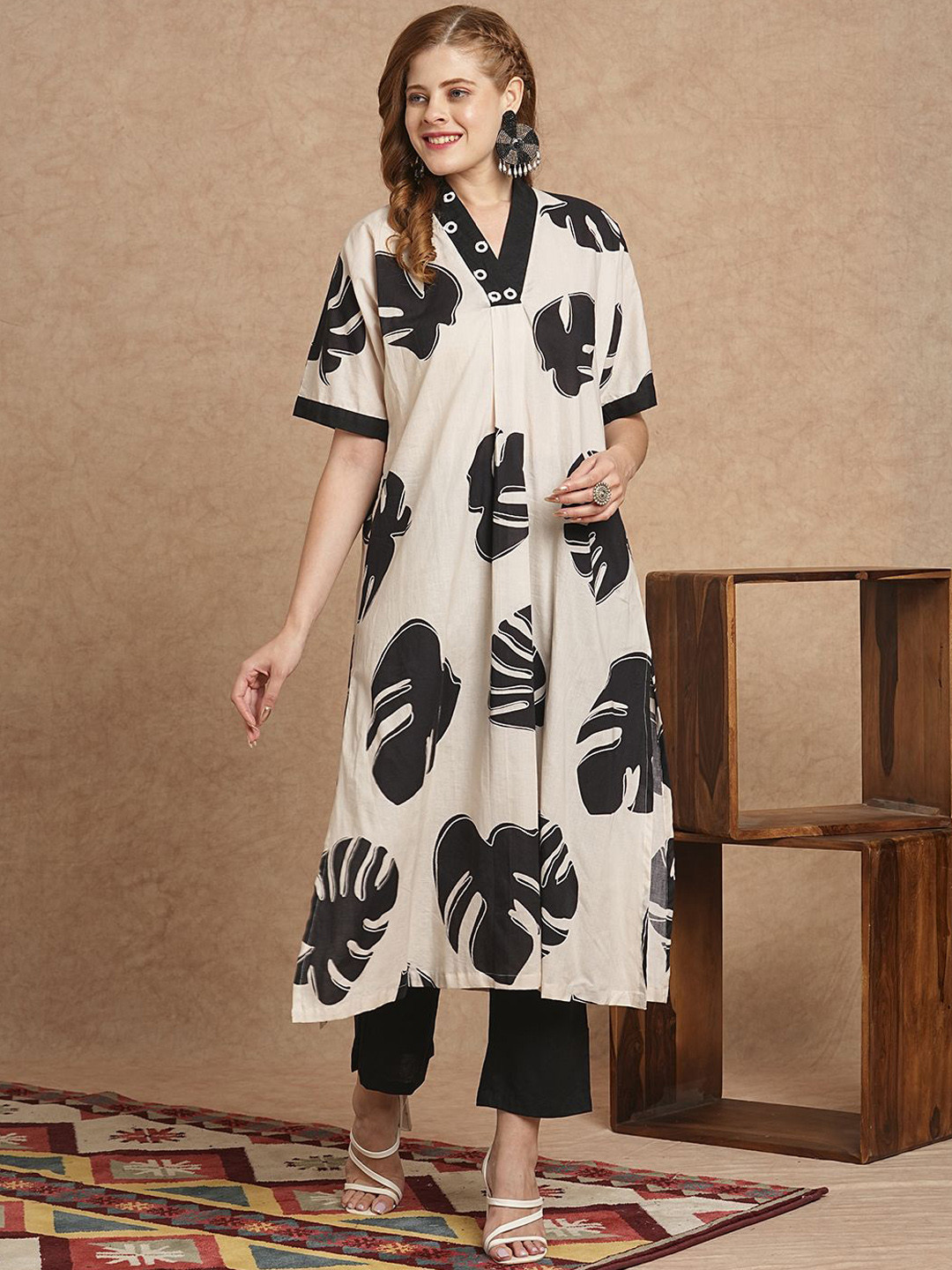 

FASHOR Abstract Printed Pure Cotton V-Neck Straight Kurta With Trouser, Off white