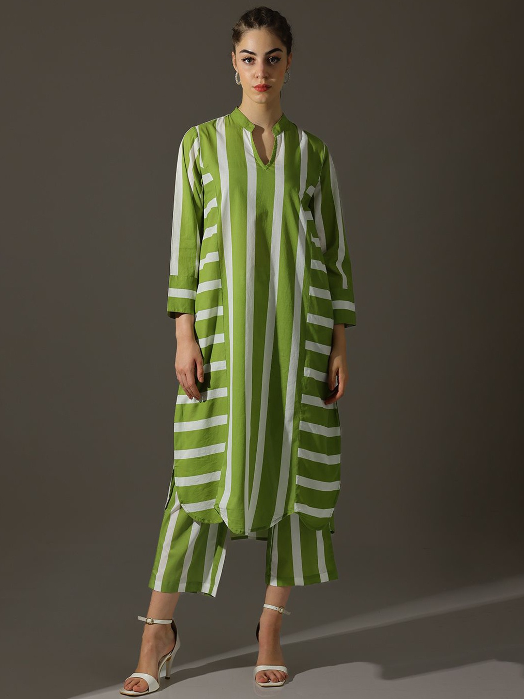 

Dora Dori Relaxed Fit Striped Pure Cotton V-Neck Kurta & Trouser Sets, Green