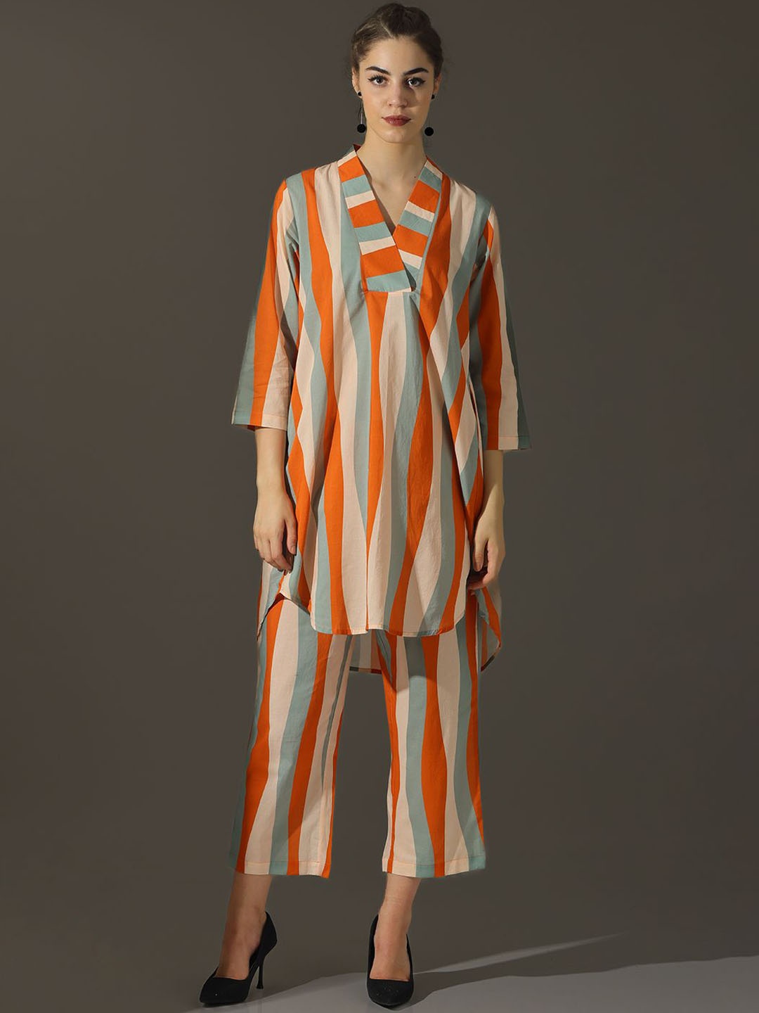 

Dora Dori Relaxed Fit Striped Pure Cotton V-Neck Kurta & Trouser Sets, Rust