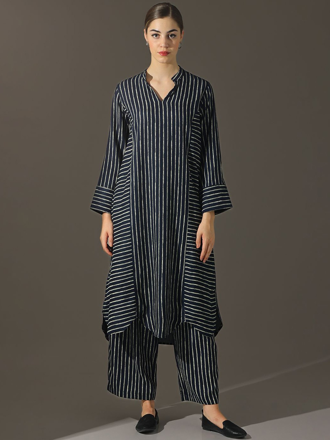 

Dora Dori Relaxed Fit Striped V-Neck Kurta & Trouser Sets, Navy blue