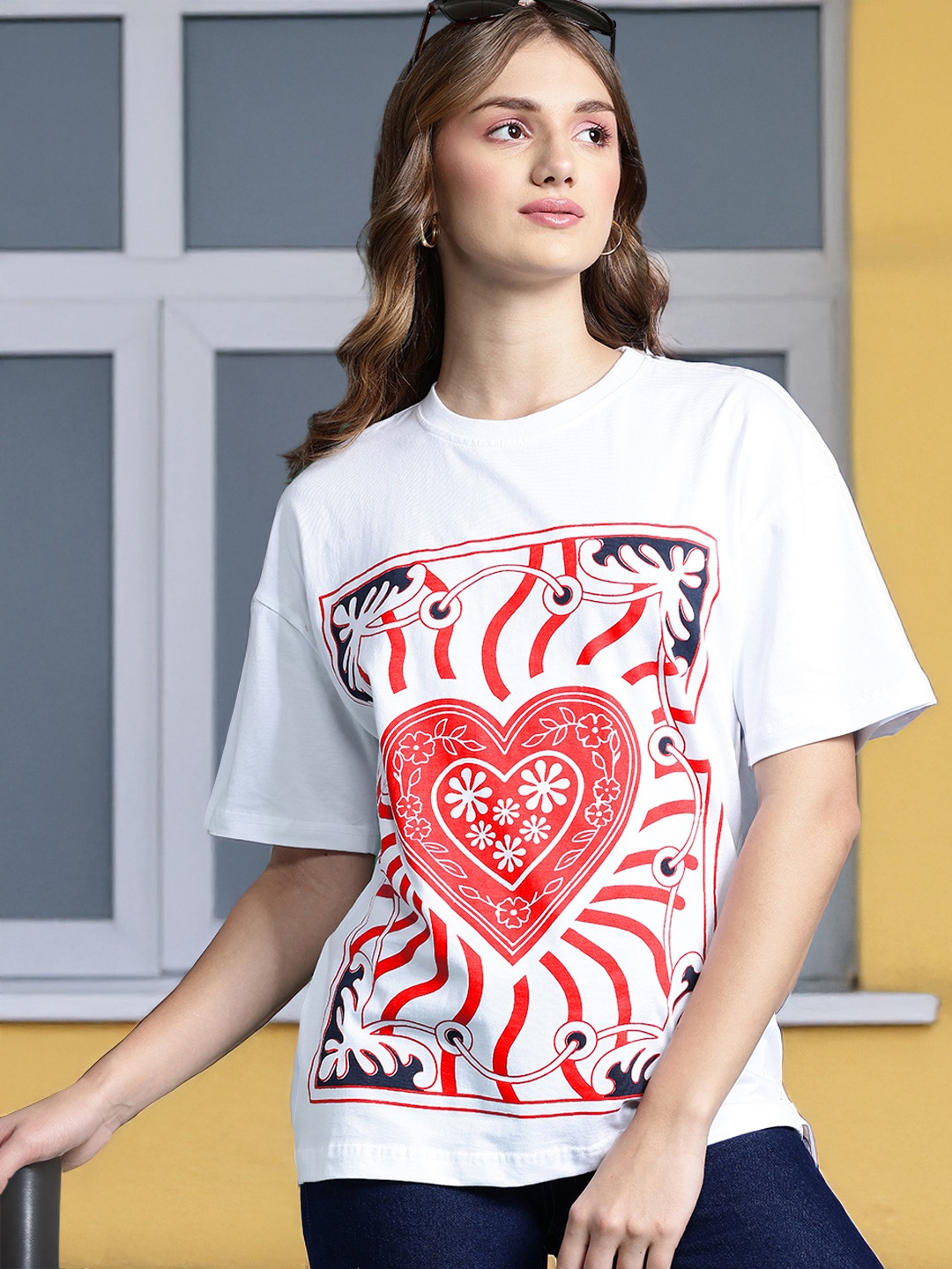 

DressBerry Graphic Printed Drop-Shoulder Sleeves T-shirt, White