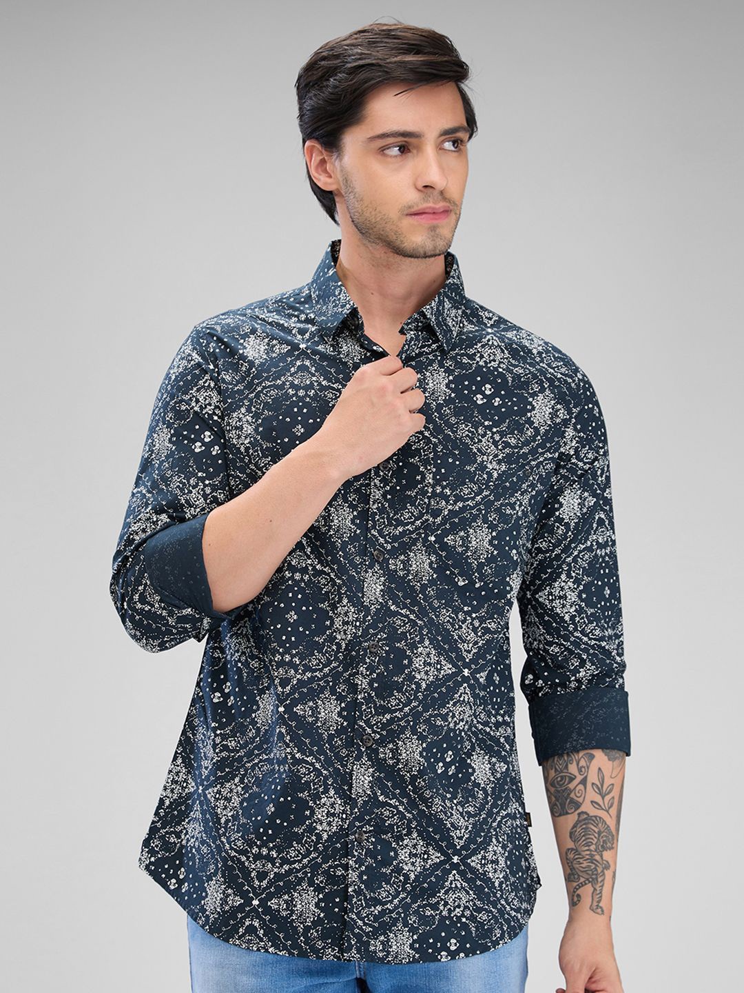 

SPYKAR Men Abstract Printed Spread Collar Slim Fit Casual Shirt, Black