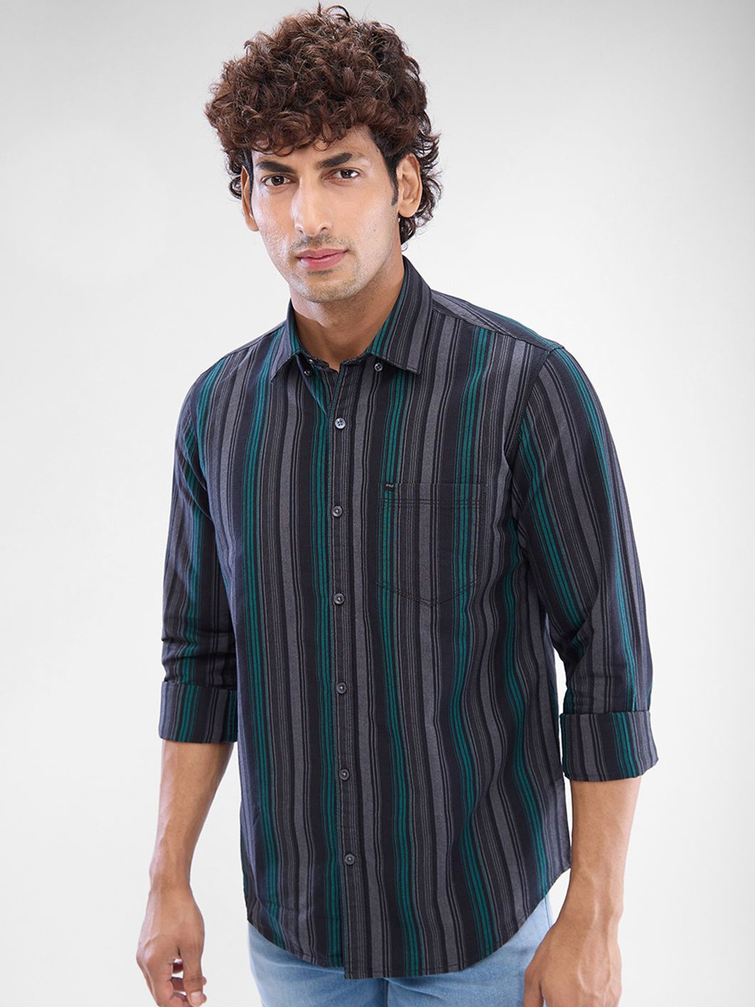 

SPYKAR Men Slim Fit Opaque Striped Casual Shirt, Black