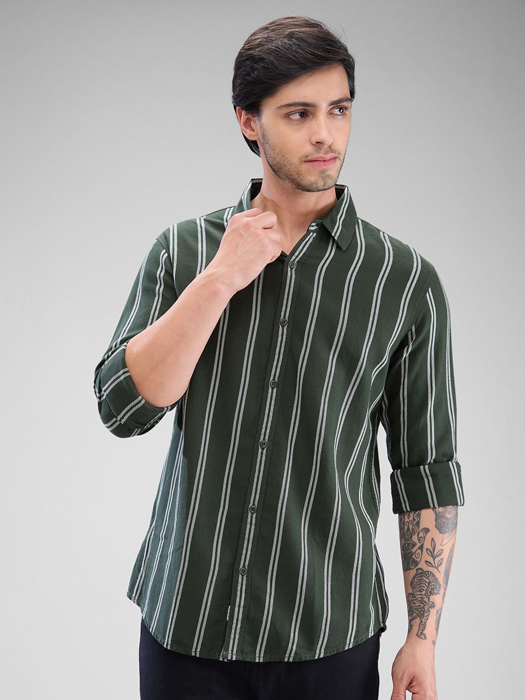 

SPYKAR Men Slim Fit Opaque Striped Casual Shirt, Green