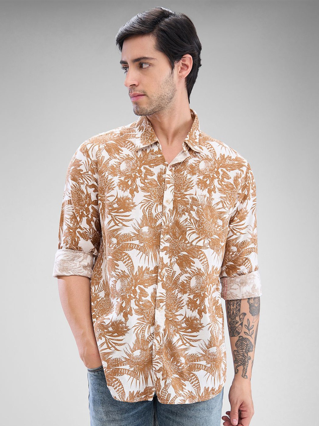 

SPYKAR Men Slim Fit Floral Printed Casual Shirt, Brown