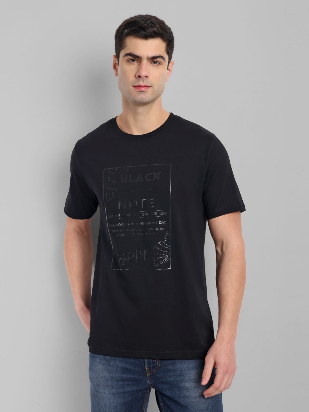 

TOMHIDDLE Men Typography Printed Round Neck T-shirt, Black