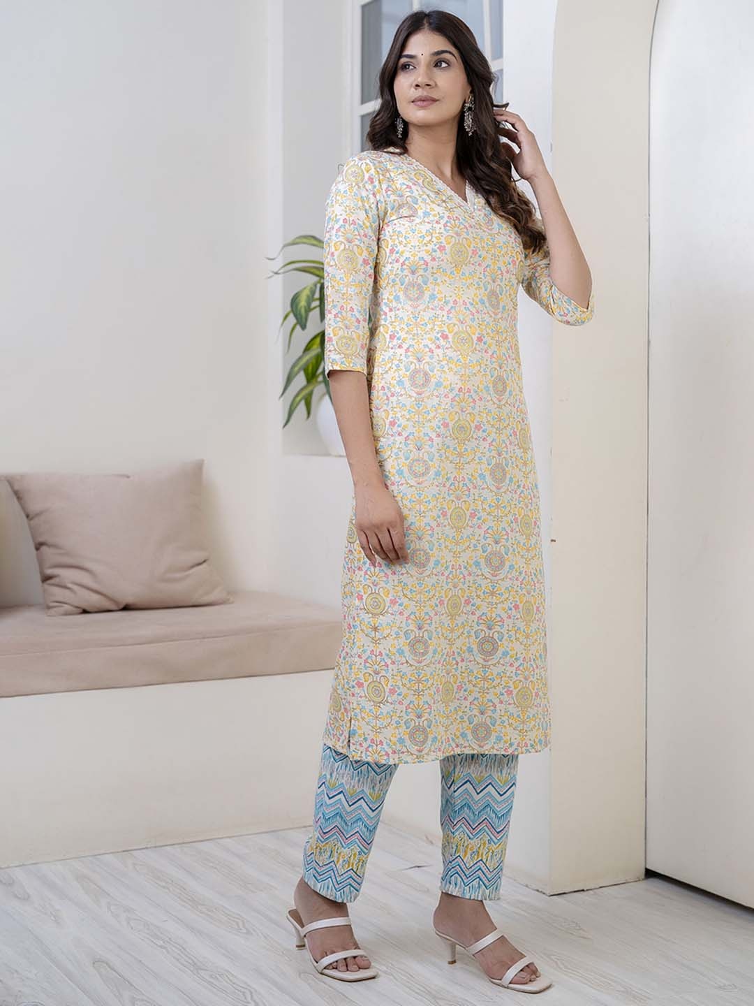 

Nayo Floral Printed Regular Kurta with Trousers, Beige