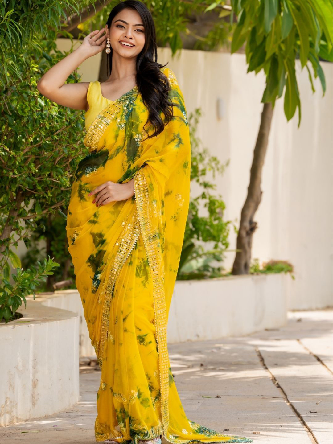 

PRETTY PALLU Tie and Dye Mirror Work Saree, Yellow