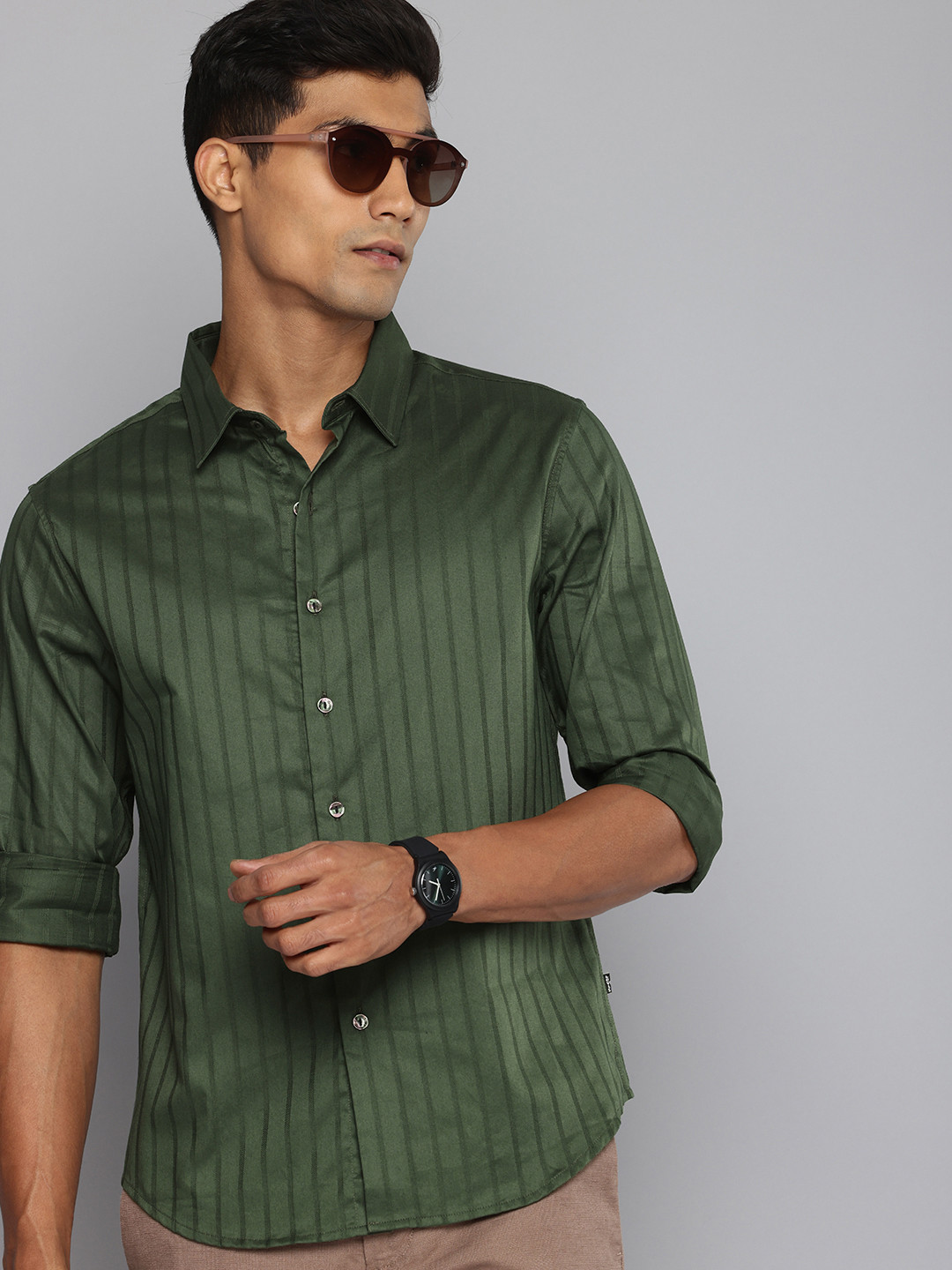 

Levis Pure Cotton Slim Fit Self Striped Casual Shirt, Green