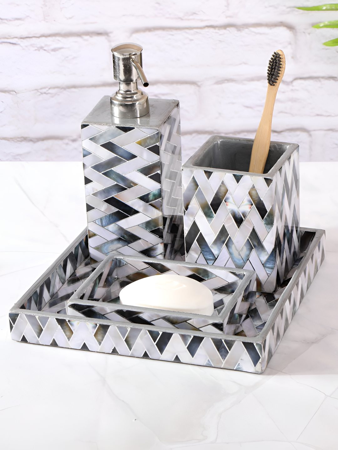 

THE HOME CO. Black & White 4 Pieces Geometric Printed Matte Finish Wooden Bath Accessories