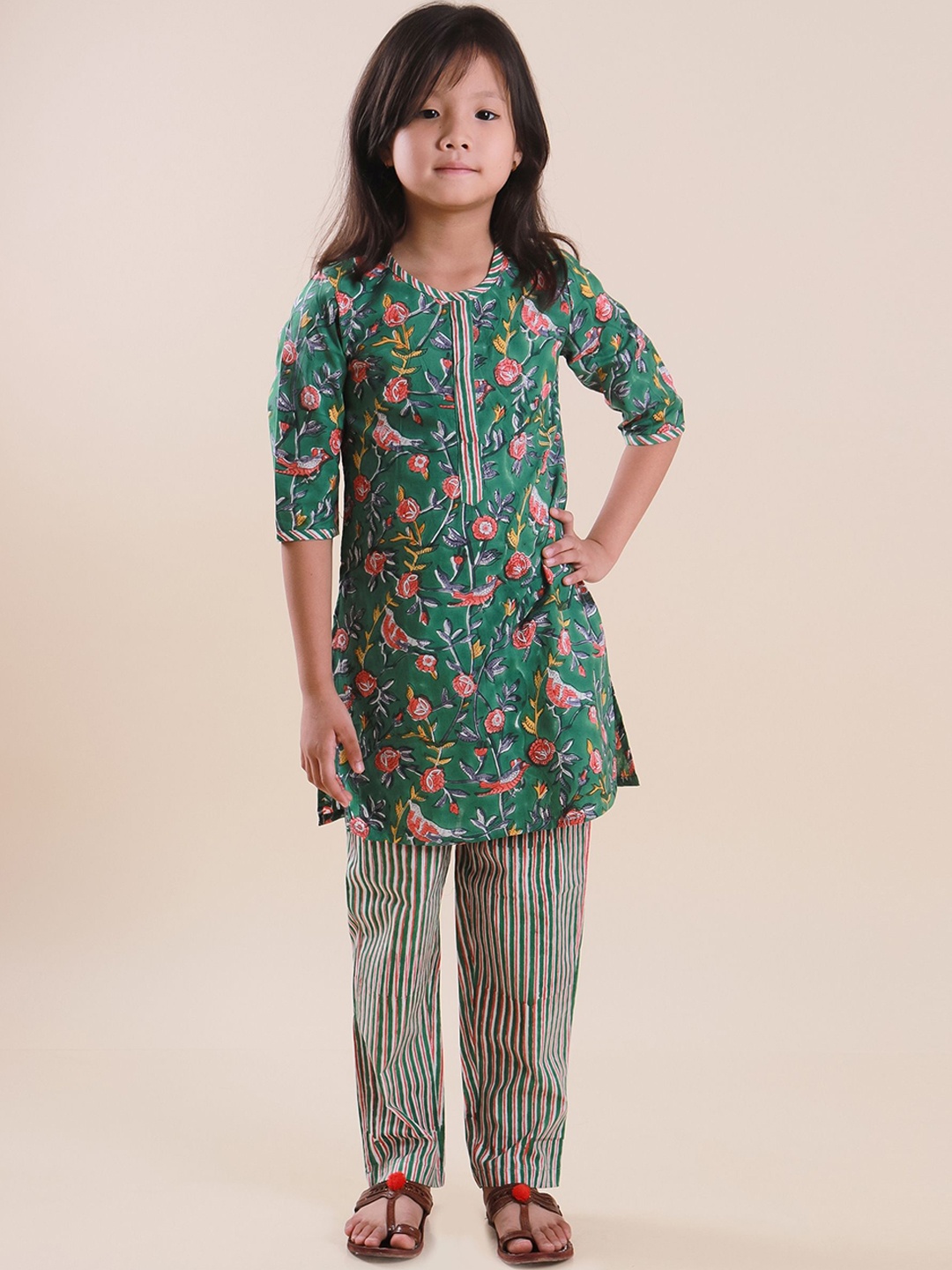 

Sangria Girls Green Floral Printed Pure Cotton Straight Kurta With Trouser
