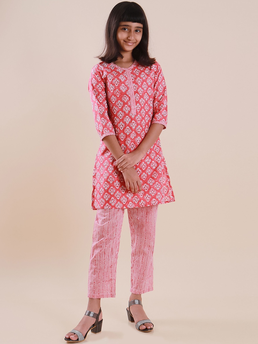 

Sangria Girls Coral Floral Printed Pure Cotton Straight Kurta With Trouser