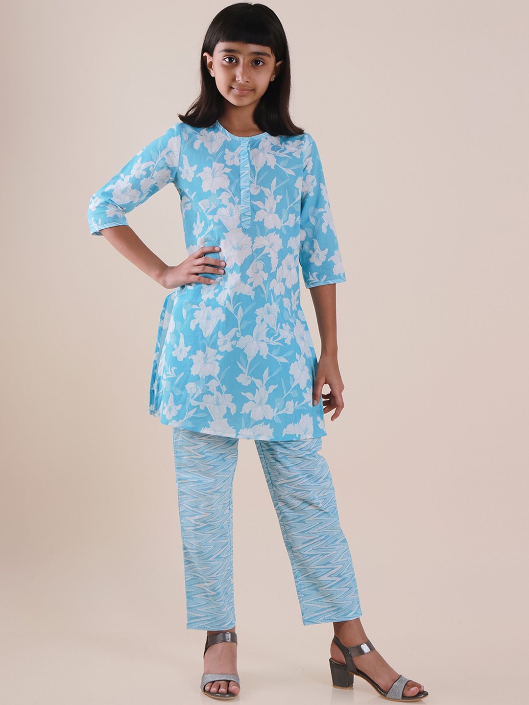 

Sangria Girls Blue Floral Printed Pure Cotton Straight Kurta With Trouser