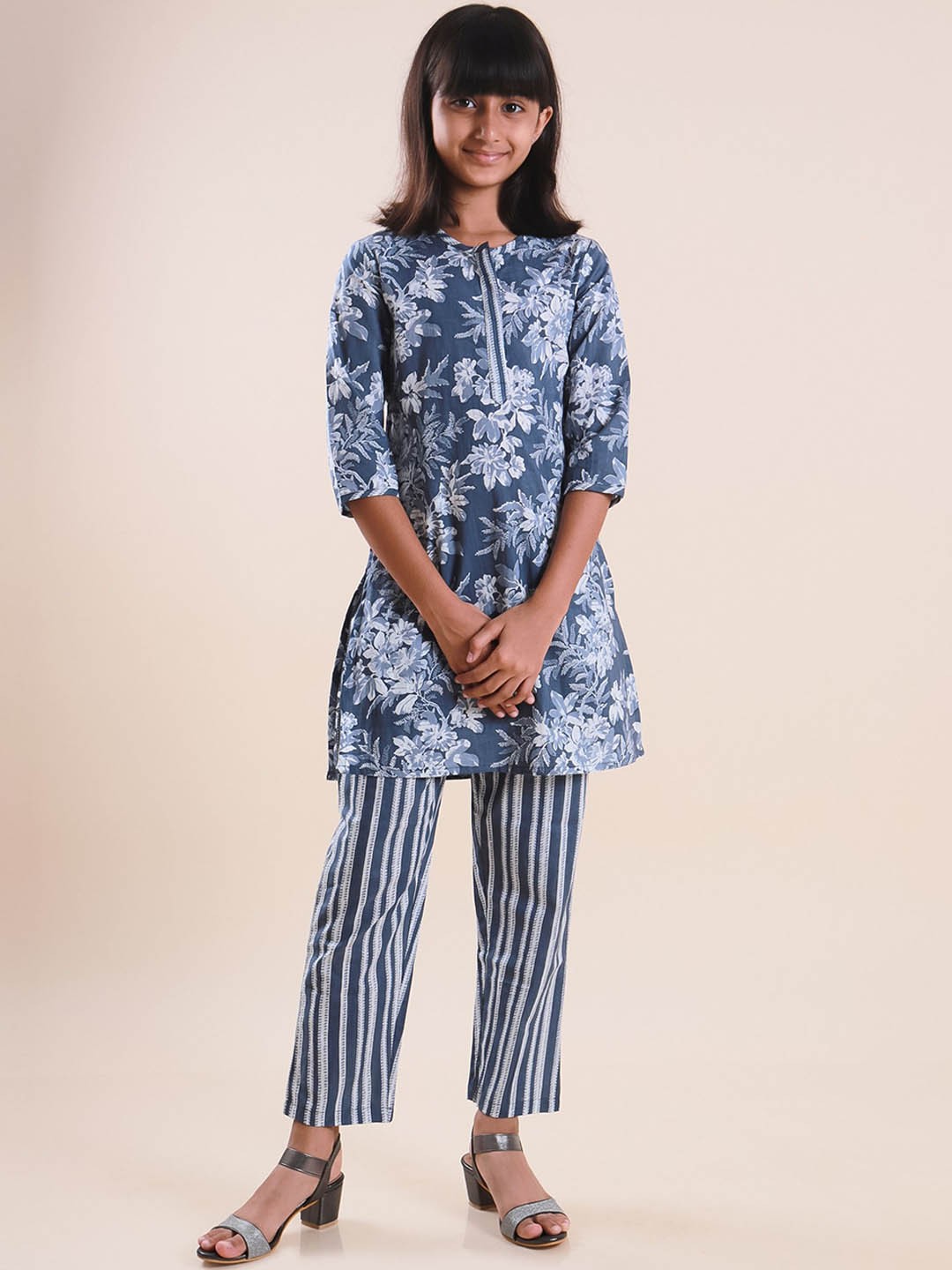 

Sangria Girls Grey Floral Printed Pure Cotton Straight Kurti With Trouser
