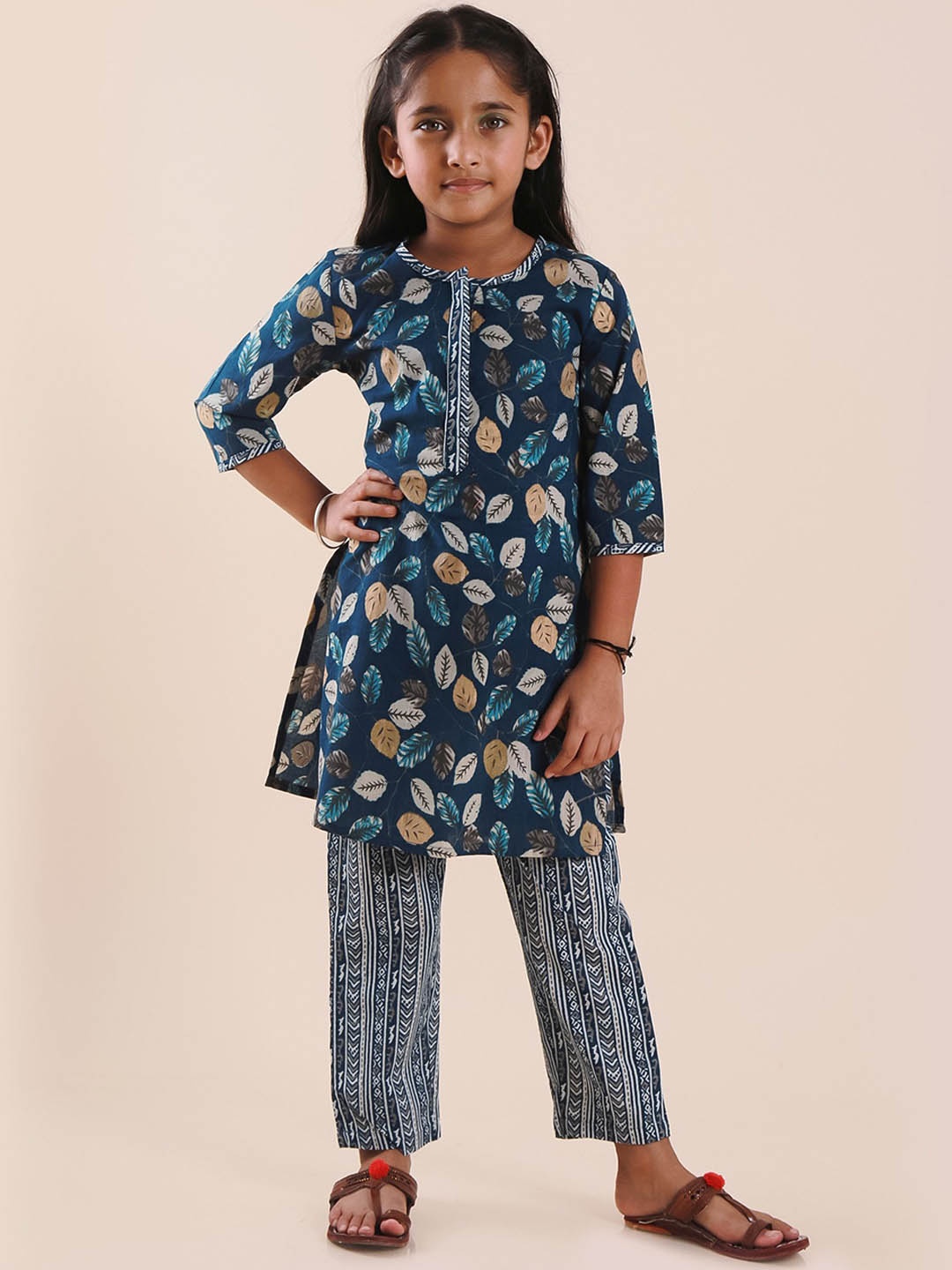 

Sangria Girls Navy Blue Floral Printed Pure Cotton Straight Kurta With Trouser